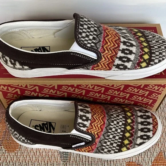 Vans WMNS Classic Slip-0n
Fair Isle Brown/Multi
VN0A5JMHBF0
Sneakers - Picture 2 of 16